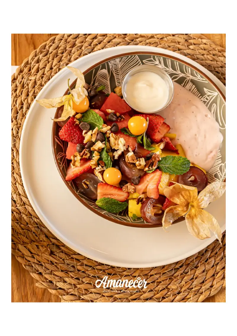 Bowl de frutas frescas con yogurt griego y granola