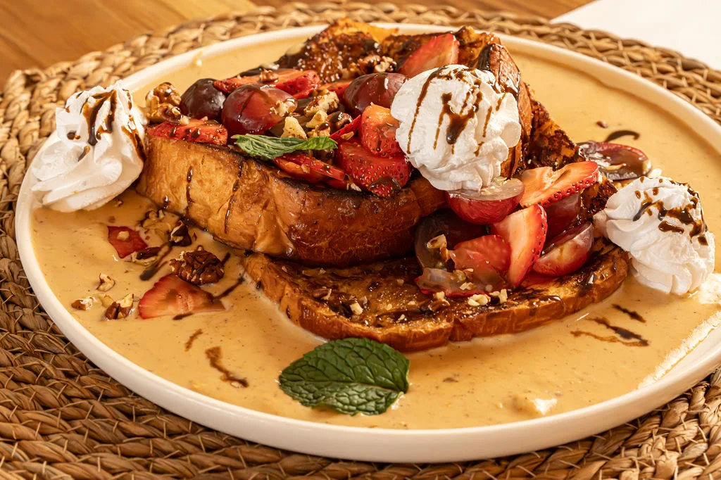 Tostadas Francesas Deluxe con fresas y crema