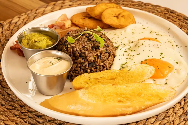 Gallo Pinto El Amanecer con huevos, maduro, natilla y guacamole