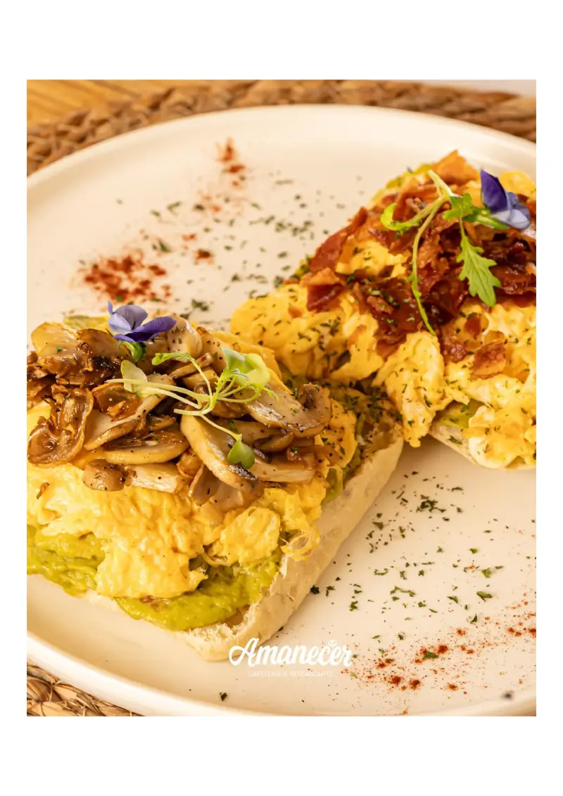 Tostada El Amanecer en pan de masa madre con guacamole, hongos, tocineta, huevo y salsa holandesa